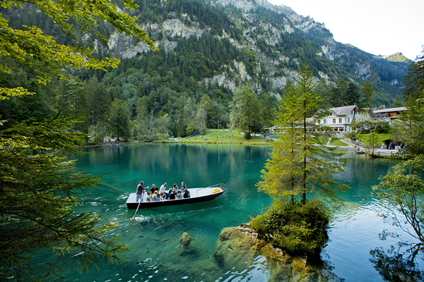 البحيرة الزرقاء في انترلاكن سويسرا